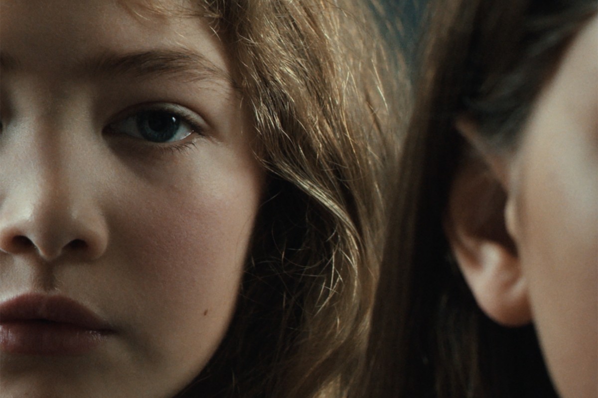 Le loup dont la queue est poussée par le vent